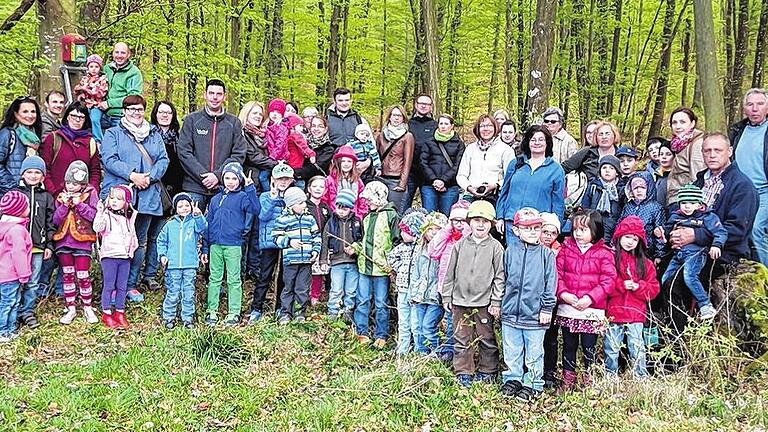 Hilfe für die Haselmaus: Zahlreiche Kinder und Erwachsene informierten sich über die Entwicklung des Projekts &bdquo;Auf der Suche nach der Haselmaus&ldquo; und halfen mit.