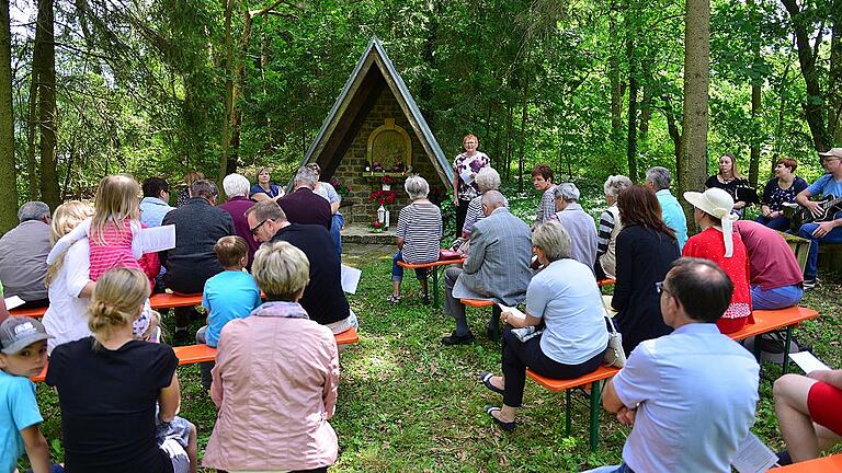Die Pastoralreferentin Iris Will-Reusch leitete die Maiandacht in der Pfingstaspe bei Hendungen. Der Gottesdienst fand bei der kleinen Andachtskappelle statt, die am Waldrand am Königshöfer Weg steht. Die Pastoralreferentin Iris Will-Reusch leitete die Maiandacht in der Pfingstaspe bei Hendungen. Der Gottesdienst fand bei der kleinen Andachtskappelle statt, die am Waldrand am Königshöfer Weg steht.