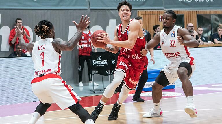 Joshua Obiesie (Mitte) im letzten Spiel dieser Saison gegen Bamberg.