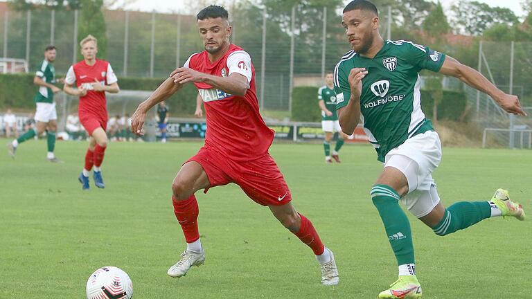 Einen Schritt schneller: Der Heimstettener 1:0-Torschütze Meriton Vrenezi (links) entwischt dem Schweinfurter Malik McLemore.