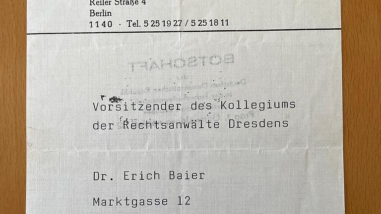 Ersehntes Dokument: Dieser postkartengroße Zettel war die Bestätigung, die Volker Oswald in der Prager Botschaft erhielt, um endlich ausreisen zu dürfen. Ersehntes Dokument: Dieser postkartengroße Zettel war die Bestätigung, die Volker Oswald in der Prager Botschaft erhielt, um endlich ausreisen zu dürfen.