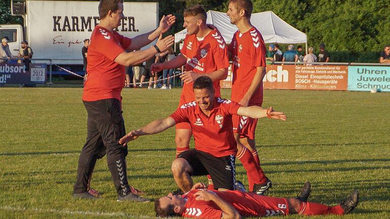 Schlusspfiff in den Hofwiesen und Jubel beim FC Eibstadt: Das Ziel Aufstieg in die Kreisliga war mit dem 1:0-Sieg gegen den FC Reichenbach/Burglauer/Windheim geschafft. Nun geht es gegen den vorherigen Bezirksligisten TSV Trappstadt.