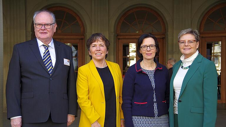 Der Vorsitzende des Hospizvereins Bad Kissingen, Reinhard Höhn, die ehemalige Ratsvorsitzende der Evangelischen Kirche in Deutschland, Margot Käßmann, Pfarrerin Jacqueline Barraud-Volk und Sabine Dittmar, Staatssekretärin im Bundesgesundheitsminis...       -  Der Vorsitzende des Hospizvereins Bad Kissingen, Reinhard Höhn, die ehemalige Ratsvorsitzende der Evangelischen Kirche in Deutschland, Margot Käßmann, Pfarrerin Jacqueline Barraud-Volk und Sabine Dittmar, Staatssekretärin im Bundesgesundheitsministerium und Schirmherrin der Veranstaltung, vor dem Regentenbau