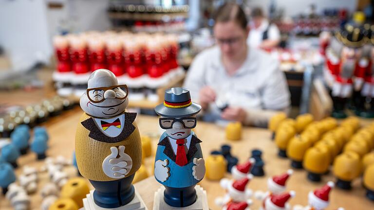 Honecker und Kohl als Räucherfiguren       -  Die Räuchermännchen aus dem Erzgebirge sind traditionell und modern zugleich.