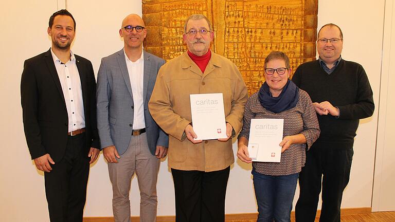 Strahlende Gesichter bei den Repräsentanten (von links): Bürgermeister Sebastian Hauck, GF Frank Kupfer-Mauder, Stadt- und Kreiscaritasverband, Vorsitzender Michael Fratz, stv. Vorsitzende Sonja Popp und Pfarrer Jürgen Thaumüller.