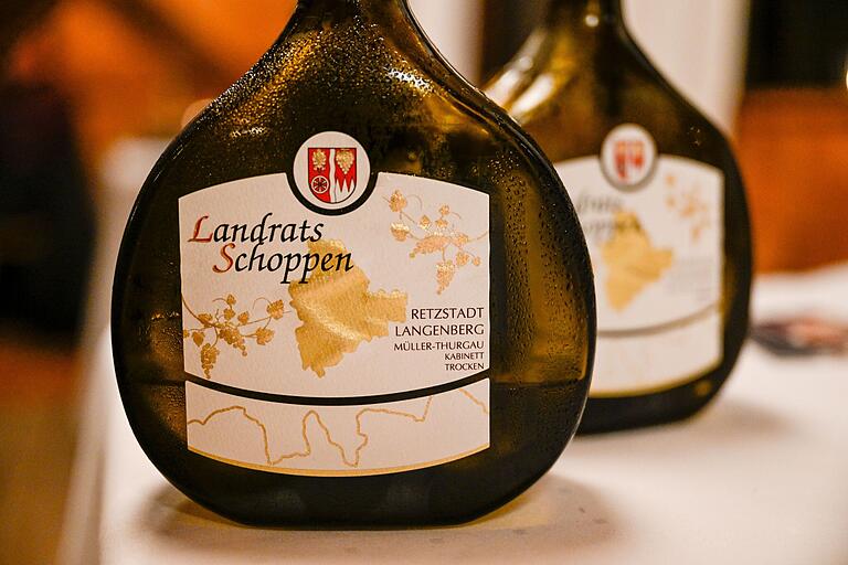 Für Wein sind beide Vertreter der neuen Spielgemeinschaft bekannt – hier der Landratsschoppen aus der Retzstadter Lage 'Langenberg'.