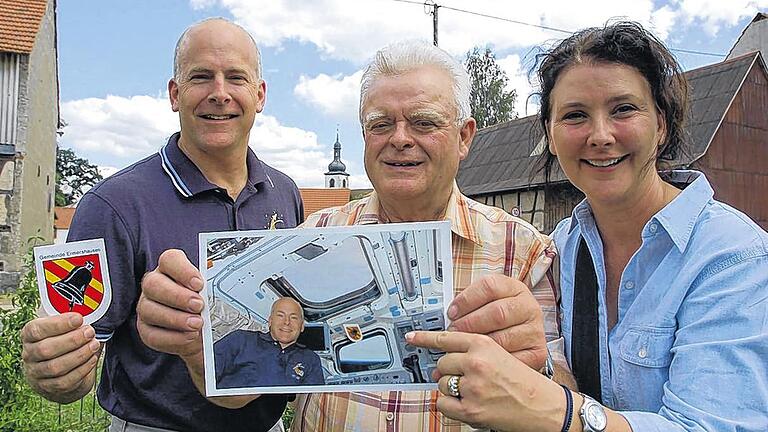 Erinnerung an glückliche Tage: Der US-amerikanische Astronaut Alan Poindexter (links) mit Ehefrau Lisa zu Besuch in Ermershausen. Im Bild: Gerhard Pfeiffer.