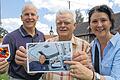 Erinnerung an glückliche Tage: Der US-amerikanische Astronaut Alan Poindexter (links) mit Ehefrau Lisa zu Besuch in Ermershausen. Im Bild: Gerhard Pfeiffer.