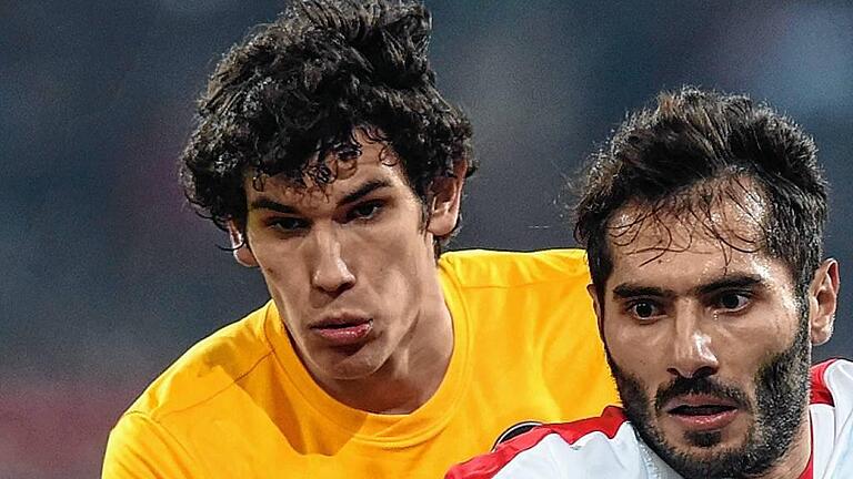 FBL-GER-BUNDESLIGA-AUGSBURG-FRANKFURT       -  Glücksgriff für Frankfurt: der Spanier Jesús Vallejo Lázaro (links).