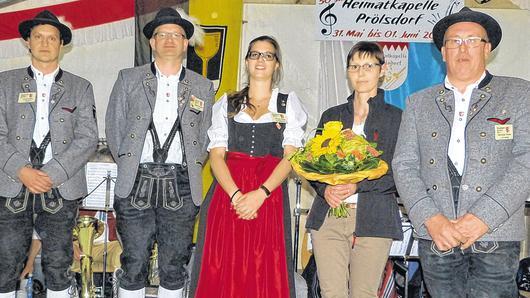 Die für ihre zehn- bzw. 30-jährige Vorstandstätigkeit Ausgezeichneten (von links): Robert Zellmann (10 Jahre), Miriam Heuss (10 Jahre) und Berthold Moser (rechts, für 30 Jahre) zusammen mit 2. Vorsitzendem der HKP Georg Diroll und Ehefrau Gerti Moser. Die für ihre zehn- bzw. 30-jährige Vorstandstätigkeit Ausgezeichneten (von links): Robert Zellmann (10 Jahre), Miriam Heuss (10 Jahre) und Berthold Moser (rechts, für 30 Jahre) zusammen mit 2. Vorsitzendem der HKP Georg Diroll und Ehefrau Gerti Moser.