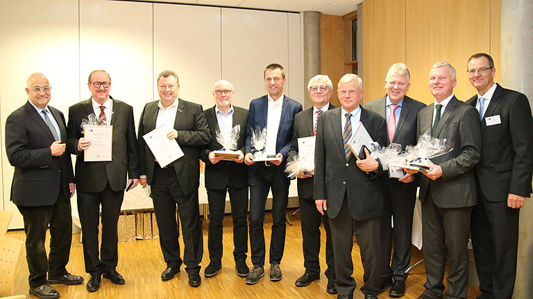 IHK-Präsident Klaus D. Mapara (links) und Hauptgeschäftsführer Ralf Jahn (rechts) danken acht mainfränkischen Unternehmern für ihr langjähriges ehrenamtliches Engagement in der IHK. Unter den Geehrten waren auch Hubert P. Büchs und Frank Weinhardt.