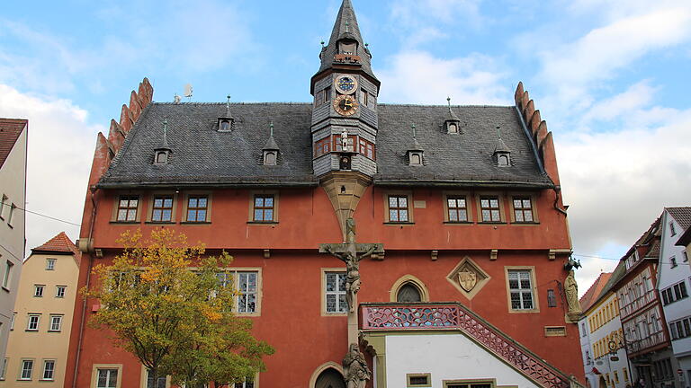 Muss Peter Juks seinen Schreibtisch im Ochsenfurter Rathaus räumen? Es könnte ein spannender Wahlsonntag in Ochsenfurt werden.