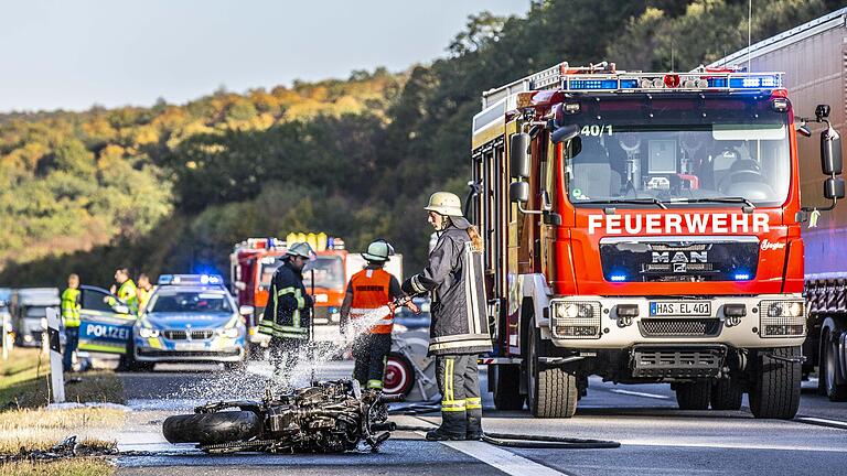 Nach dem tödlichen Unfall bei Kirchzell (Lkr. Miltenbeg) ermittelt die Polizei jetzt wegen des Verdachts eines verbotenen Kraftfahrzeugrennens.