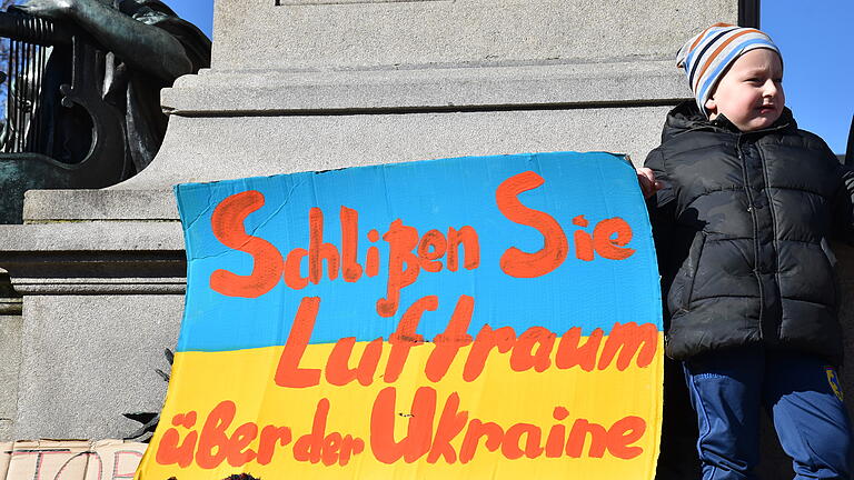 Zu einer Mahnwache für Frieden in der Ukraine trafen sich am Sonntagnachmittag mehrere hundert Menschen am Marktplatz.