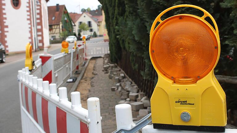 Nach heftiger Kritik an der Bauqualität beim Glasfaserausbau in Lohr gilt derzeit ein von der Baufirma Circet selbstauferlegter Baustopp. In verschiedenen Stadtteilen wie hier in Rodenbach laufen Arbeiten zur Kontrolle der bisherigen Arbeitsqualität und zur Nachbesserung.&nbsp;