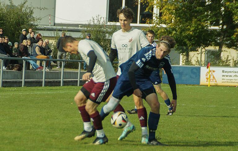 Der Torschütze zum 1:0 für Bad Königshofen gegen Herbstadt in der 1. Minute Niklas Dömmling setzt sich in dieser Szene gegen zwei Herbstädter durch.