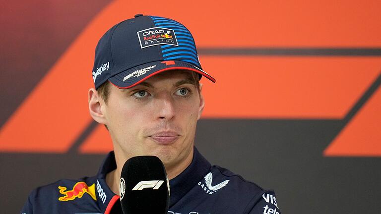 Max Verstappen       -  Weil er in einer Pressekonferenz das englische F-Wort benutzte, muss der Weltmeister nun Extra-Arbeit leisten.