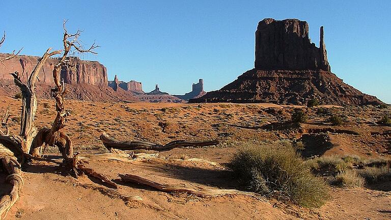 Das Monument Valley, in dem viele Filme mit John Wayne gedreht wurden, ist die Westernlandschaft schlechthin. Die Navajo nennen sie &bdquo;Tal der Götter&ldquo;.