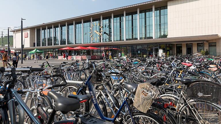 Noch in diesem Jahr soll es mehr Stellplätze für Fahrräder am Hauptbahnhof in Würzburg geben. Das reicht aber noch nicht, um den Bedarf zu decken.&nbsp;