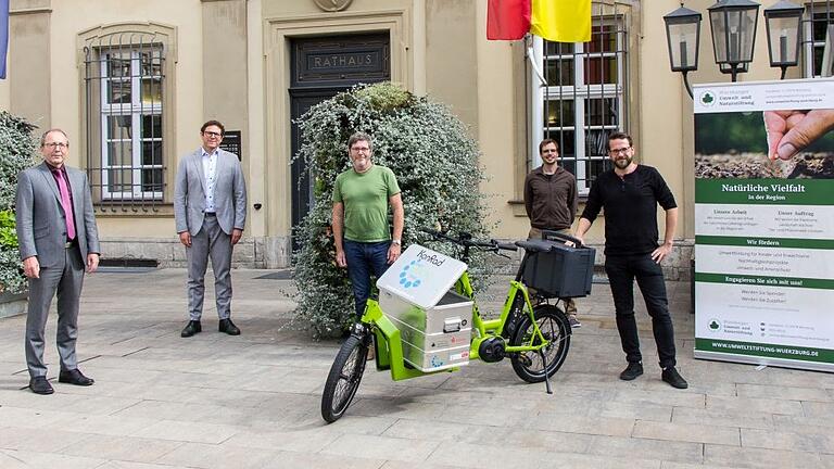 (von links): Rainer Ankenbrand, Sparkassenstiftung für die Stadt Würzburg, Bürgermeister Martin Heilig, Klaus Wenger, Vorsitzender Würzburger Umwelt- und Naturstiftung, Philipp Mähler, Klimamanager Stadt Würzburg und André Fischer, Vorsitzender Stadtjugendring Würzburg bei der Übergabe des Lastenrades. (von links): Rainer Ankenbrand, Sparkassenstiftung für die Stadt Würzburg, Bürgermeister Martin Heilig, Klaus Wenger, Vorsitzender Würzburger Umwelt- und Naturstiftung, Philipp Mähler, Klimamanager Stadt Würzburg und André Fischer, Vorsitzender Stadtjugendring Würzburg bei der Übergabe des Lastenrades.