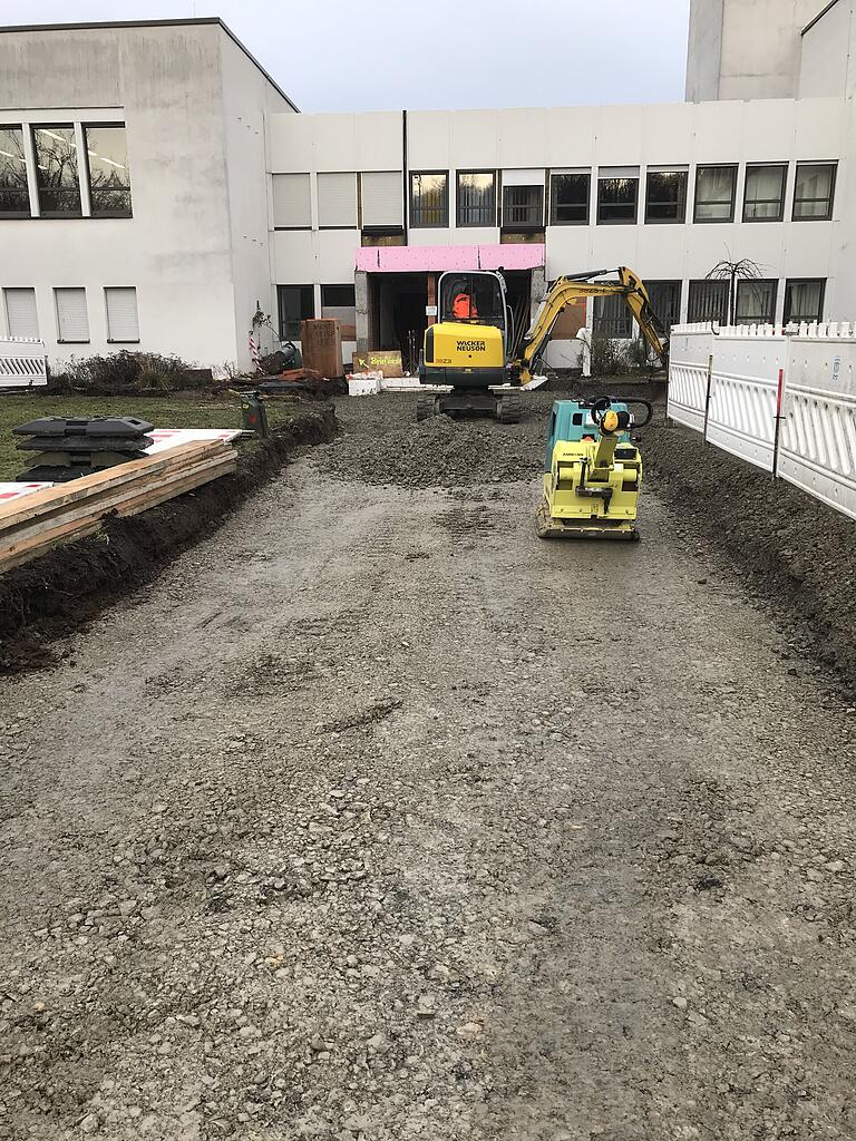 Ein Jahr Baustelle: Die Umbauarbeiten am Kitzinger Amtsgericht ziehen sich, unter anderem wird der Eingangsbereich komplett neu gestaltet.