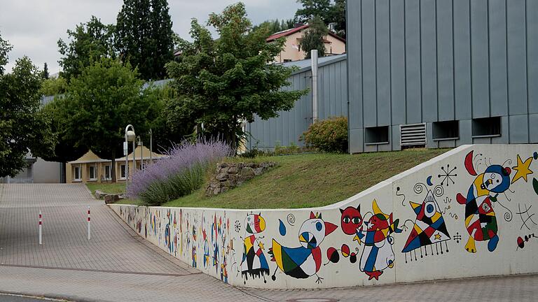 Schon von weitem fällt der Aufgang zur Grundschule auf. Der Maler Joan Miro stand Pate, als die Schüler das triste Grau von Betonwänden in ein freundliches Kunstwerk verwandelten.