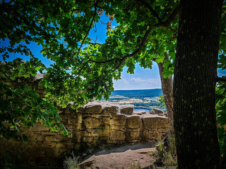 Die Ruine Schmachtenberg ist das zweite Ziel der Tour. Auch hier gibt es viel zu entdecken. Unter anderem ist an den alten Gemäuern gut zu sehen, wie sich die Natur etwas zurückholt.