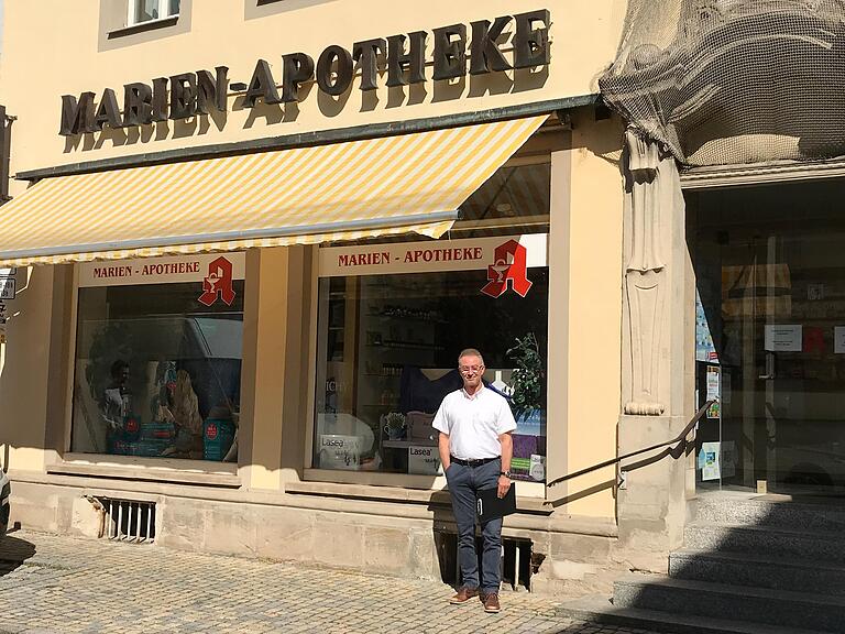 Stephan Schmitt fällt der Abschied von seiner Marien-Apotheke nicht leicht: Für ihn war es die erste Apotheke, die er führte. Lange haben er und seine Frau auch über dem Geschäft gewohnt.