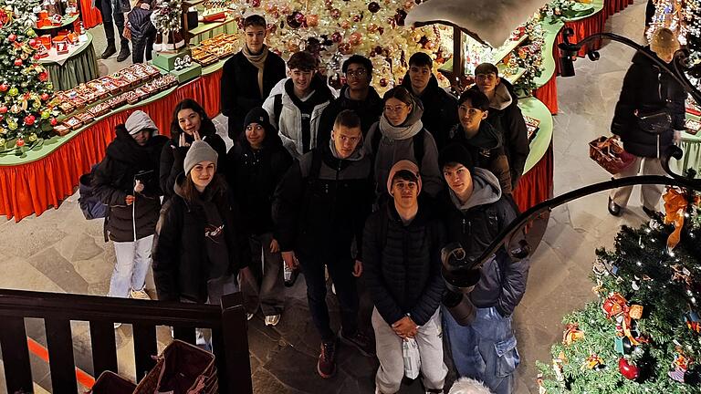 Freunde vor dem Weihnachtsbaum im Käthe-Wohlfahrt-Haus in Rothenburg.