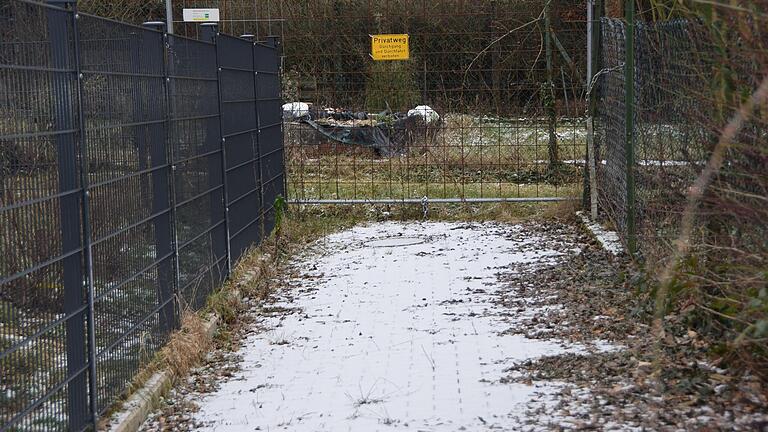 Der Zaun des Anstoßes: Schon seit Jahren schwelt ein Streit über den verhinderten Durchgang an einem Weg in Rödelmaier.