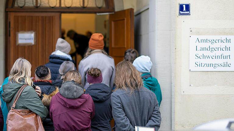 Großer Andrang war auch am Dienstag, dem zweiten Verhandlungstag, vor dem Landgericht Schweinfurt: Rund 50 Menschen wollten beim Prozess gegen den 'Go&amp;Change'-Guru Kai K. dabei sein. Doch es gab nur wenige Besucherplätze.