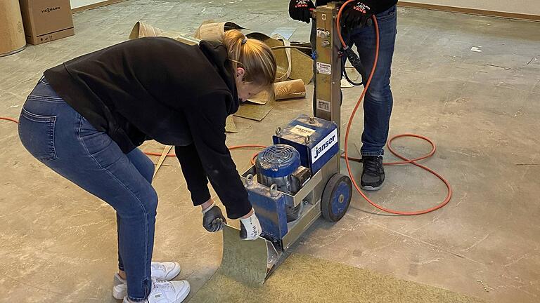 Das Linoelum wurde im Kindergarten abgefräst. Das Bild zeigt Frank Rüttiger und Annika Dippold an der Maschine. Eineinhalb Tage haben sie für die Böden gebraucht. - Das Linoelum wurde im Kindergarten abgefräst. Das Bild zeigt Frank Rüttiger und Annika Dippold an der Maschine. Eineinhalb Tage haben sie für die Böden gebraucht. Das Linoelum wurde im Kindergarten abgefräst. Das Bild zeigt Frank Rüttiger und Annika Dippold an der Maschine. Eineinhalb Tage haben sie für die Böden gebraucht. - Das Linoelum wurde im Kindergarten abgefräst. Das Bild zeigt Frank Rüttiger und Annika Dippold an der Maschine. Eineinhalb Tage haben sie für die Böden gebraucht.