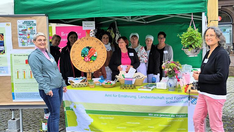 Auf dem Bauernmarkt in Schweinfurt präsentierten Teilnehmerinnen des Lehrgangs 'Qualifizierung in der Hauswirtschaft' mit beispielhaften Kostproben, wie nachhaltige Ernährung umsetzbar ist.