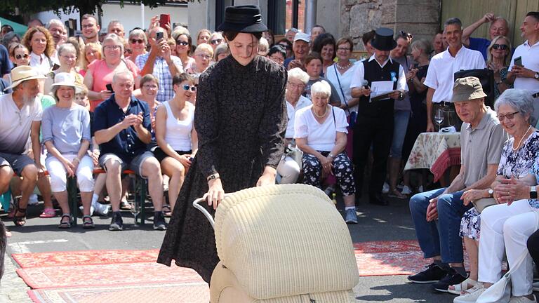 Historische Modenschau: Junge Mutter mit „Bobbescheese“ (Kinderwagen) - Historische Modenschau: Junge Mutter mit „Bobbescheese“ (Kinderwagen) Historische Modenschau: Junge Mutter mit „Bobbescheese“ (Kinderwagen) - Historische Modenschau: Junge Mutter mit „Bobbescheese“ (Kinderwagen)