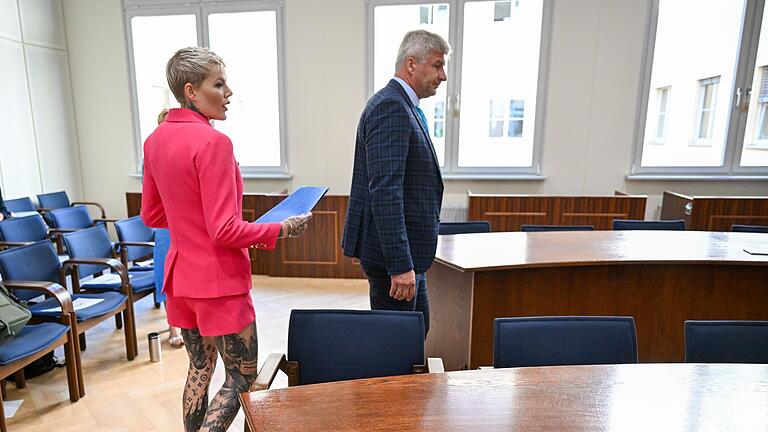 Prozessbeginn gegen Melanie Müller - Die Vorwürfe haben für die Sängerin laut Anklage erhebliche finanzielle Einbußen. Prozessbeginn gegen Melanie Müller - Die Vorwürfe haben für die Sängerin laut Anklage erhebliche finanzielle Einbußen.