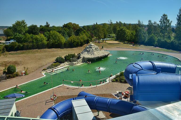 Der Naturheilwassersee an der Frankentherme Bad Königshofen von oben.