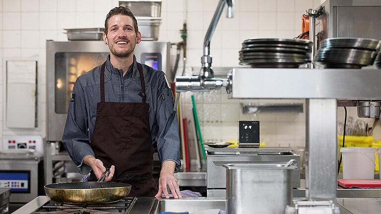 Sternekoch Steffen Szabo       -  Küchenchef Steffen Szabo (29) hat Grund zur Freude: Er ist für das Restaurant &bdquo;Weinstock&ldquo; in Volkach mit einem Michelin-Stern ausgezeichnet worden &ndash; und das nur wenige Monate nach der Eröffnung.