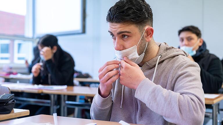 In die Schule dürfen Kinder und Jugendliche nur noch mit negativem Testergebnis. Dabei müssen Selbsttests vor Ort und unter Aufsicht durchgeführt werden.