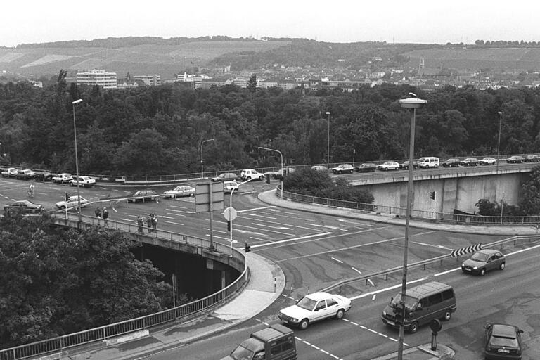 Leitplanken verwehrten nach der Sperrung lange Zeit die Überfahrt für Autos. Nur noch Fußgänger und Radler konnten die Brücke noch passieren.