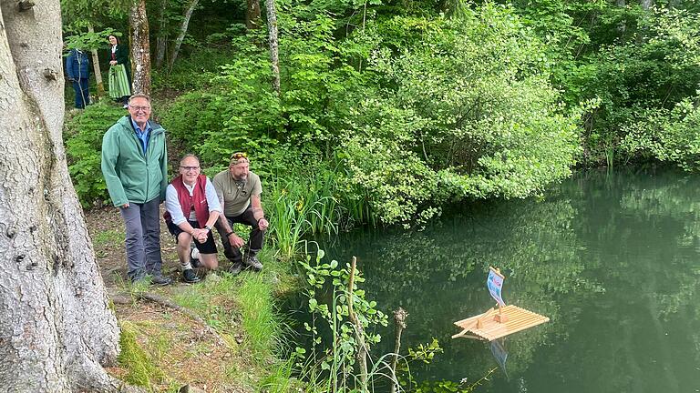 Das Floß wurde auf dem Basaltsee von Albert Back (Vereinsring Burglauer), Marco Schrenk (Rhöner Heimat- und Musikverein Ginolfs), Thomas Reichert (Angelsportverein Oberelsbach) zu Wasser gelassen. Das Floß wurde auf dem Basaltsee von Albert Back (Vereinsring Burglauer), Marco Schrenk (Rhöner Heimat- und Musikverein Ginolfs), Thomas Reichert (Angelsportverein Oberelsbach) zu Wasser gelassen.