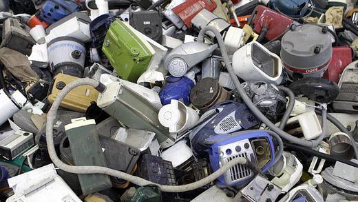 Elektroschrott - Ausrangierte Elektrogeräte warten auf ihre Aufbereitung. Foto: Bernd Thissen Elektroschrott - Ausrangierte Elektrogeräte warten auf ihre Aufbereitung. Foto: Bernd Thissen