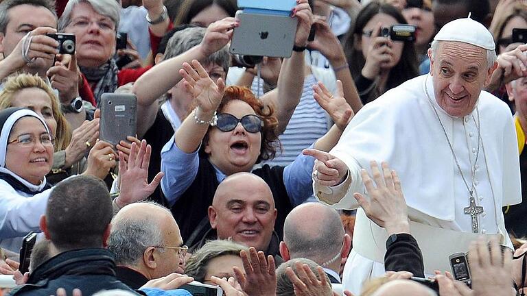 Pope Francis General Audience       -  Andrang bei der wöchentlichen Generalaudienz: Zum Heiligen Jahr der Barmherzigkeit werden Millionen Pilger in Rom erwartet. Die Stadt ist auf diesen Andrang nicht vorbereitet.