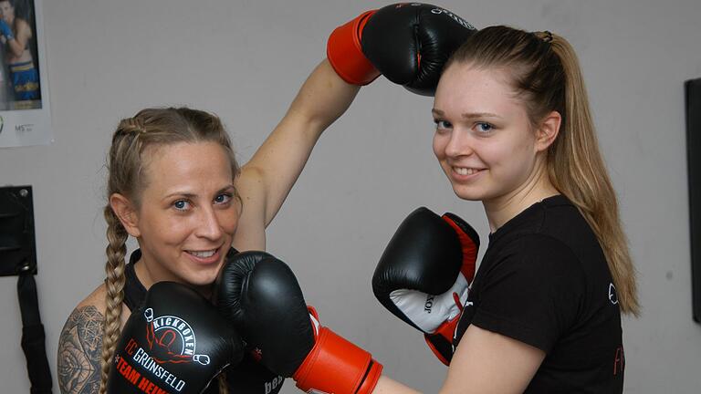 Noch trainieren Kerstin Wiedermann (links) und Lea Ohmüller. Am Samstag, 30. Novmeber, wird es ernst. Beide steigen dann bei der Box-Gala des Fightclub Grünsfeld in den Ring.