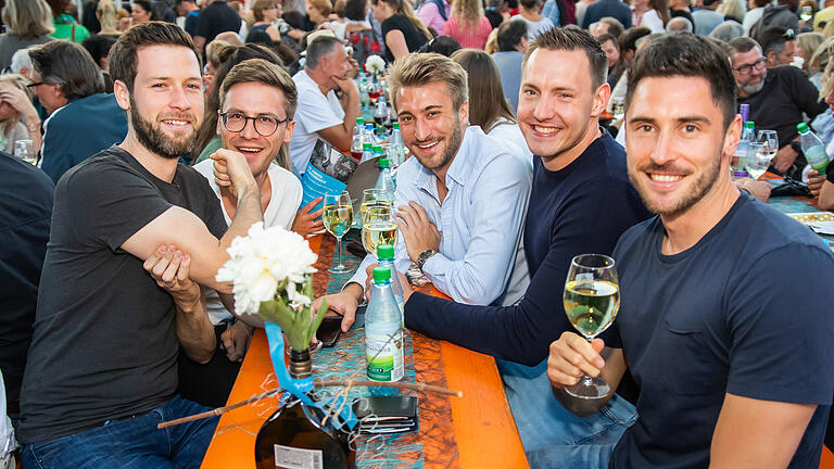 JGA auf dem Weinfest       -  Die vielen Weinfeste in Franken bieten sich auch für Junggesellenabschiede an, zum Beispiel auf dem Weinfest in Sommerach.