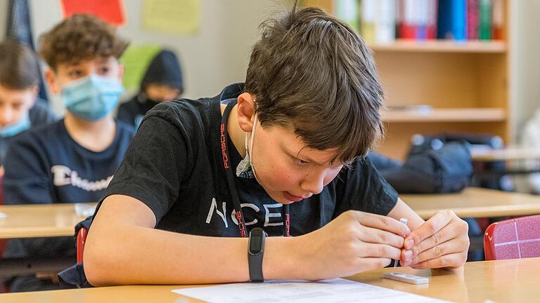 Fingerspitzengefühl gefragt: Ein Schüler macht seinen ersten Corona-Selbsttest (Symbolbild). Nach Ostern sollen auch an den Schulen in der Region regelmäßig Selbsttests durchgeführt werden.