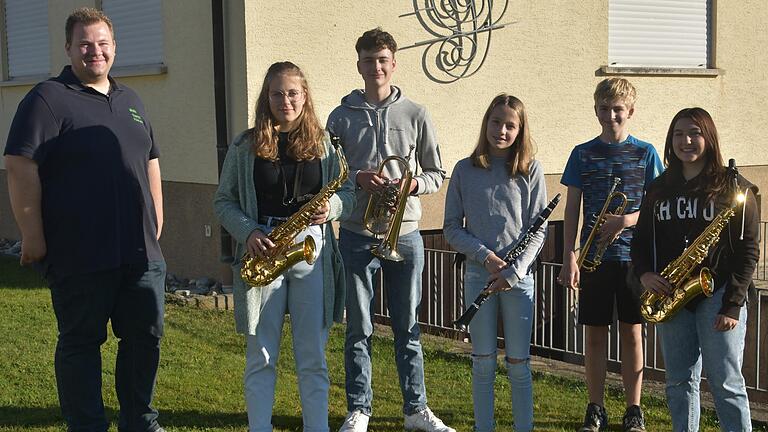 Stolz kann der Vorsitzende des Musikvereins Heufurt, Mirko Tradt&nbsp;(links), auf den vereinseigenen&nbsp;Nachwuchs sein. Leonie Markert, Julius und Judith König (von rechts) sowie Loreley Sebold (Zweite von links) haben ihre Prüfungen für das D1-Leistungsabzeichen bestanden. Martin Vey (Dritter von links) legte die Leistungsprüfung D2 erfolgreich ab.