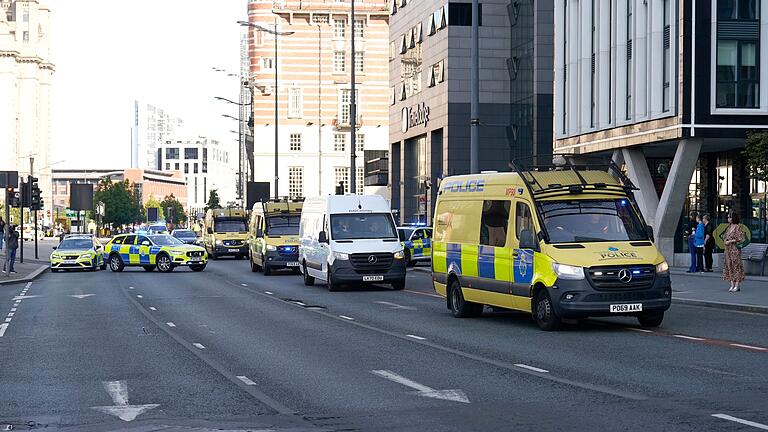 Nach Bluttat in Southport - Der Gefangenentransporter wurde von mehreren Polizeifahrzeugen begleitet. Nach Bluttat in Southport - Der Gefangenentransporter wurde von mehreren Polizeifahrzeugen begleitet.