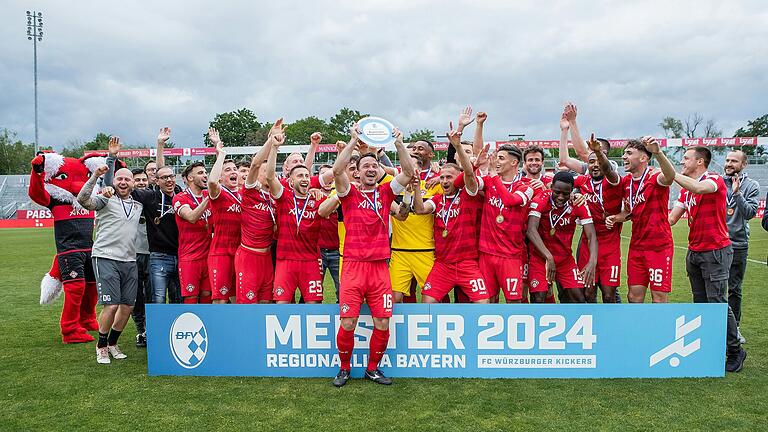 Mit der Meisterschaft in der Regionalliga Bayern haben sich die Würzburger Kickers für die erste Runde des DFB-Pokal-Wettbewerbs qualifiziert. Mit der Meisterschaft in der Regionalliga Bayern haben sich die Würzburger Kickers für die erste Runde des DFB-Pokal-Wettbewerbs qualifiziert.