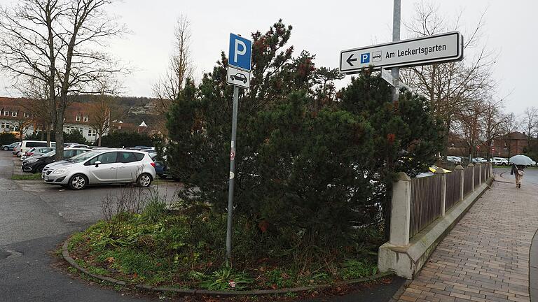 Im Bereich am Leckertsgarten sollen Solar-Carports errichtet werden. Allerdings nicht auf den vorhandenen, sondern auf neuen Stellflächen. Im Bereich am Leckertsgarten sollen Solar-Carports errichtet werden. Allerdings nicht auf den vorhandenen, sondern auf neuen Stellflächen.
