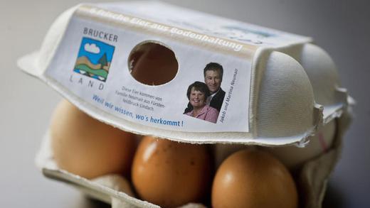 So wie diese bayerischen Anbieter von Eiern gehen immer mehr Lebensmittelerzeuger dazu über, mit Fotos und Hinweisen auf den Verpackungen zu zeigen, dass ihre Produkte aus der Region stammen. Die Kunden nehmen es an. So wie diese bayerischen Anbieter von Eiern gehen immer mehr Lebensmittelerzeuger dazu über, mit Fotos und Hinweisen auf den Verpackungen zu zeigen, dass ihre Produkte aus der Region stammen. Die Kunden nehmen es an.